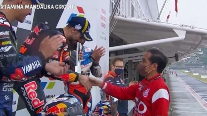 Presiden Republik Indonesia, Joko Widodo menyerahkan piala di MotoGP Indonesia
