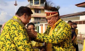 Ketum DPP Golkar Airlangga Hartarto dan Ketua DPD Papua Barat Paulus Waterpauw