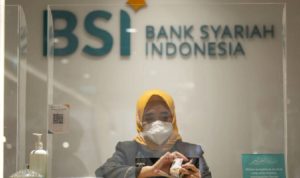Pegawai menghitung uang di Kantor Cabang Digital Bank Syariah Indonesia (BSI).