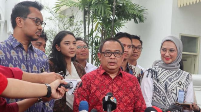 Koordinator Staf Khusus Presiden Ari Dwipayana menjelaskan tugas-tugas para staf khusus presiden usai mereka bertemu dengan Presiden Joko Widodo di Istana Merdeka, Jakarta, Senin, 2 Desember 2019.